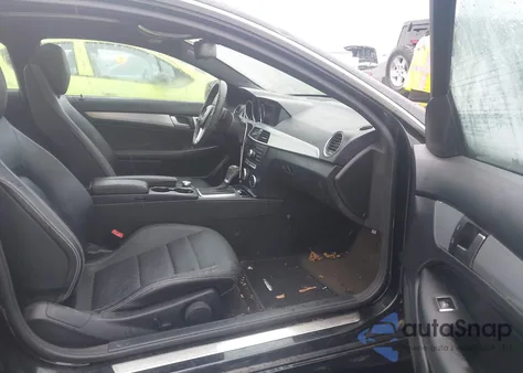 2014 Mercedes-Benz C 250 250 z USA, uszkodzony, nr VIN WDDGJ4HB5EG289213